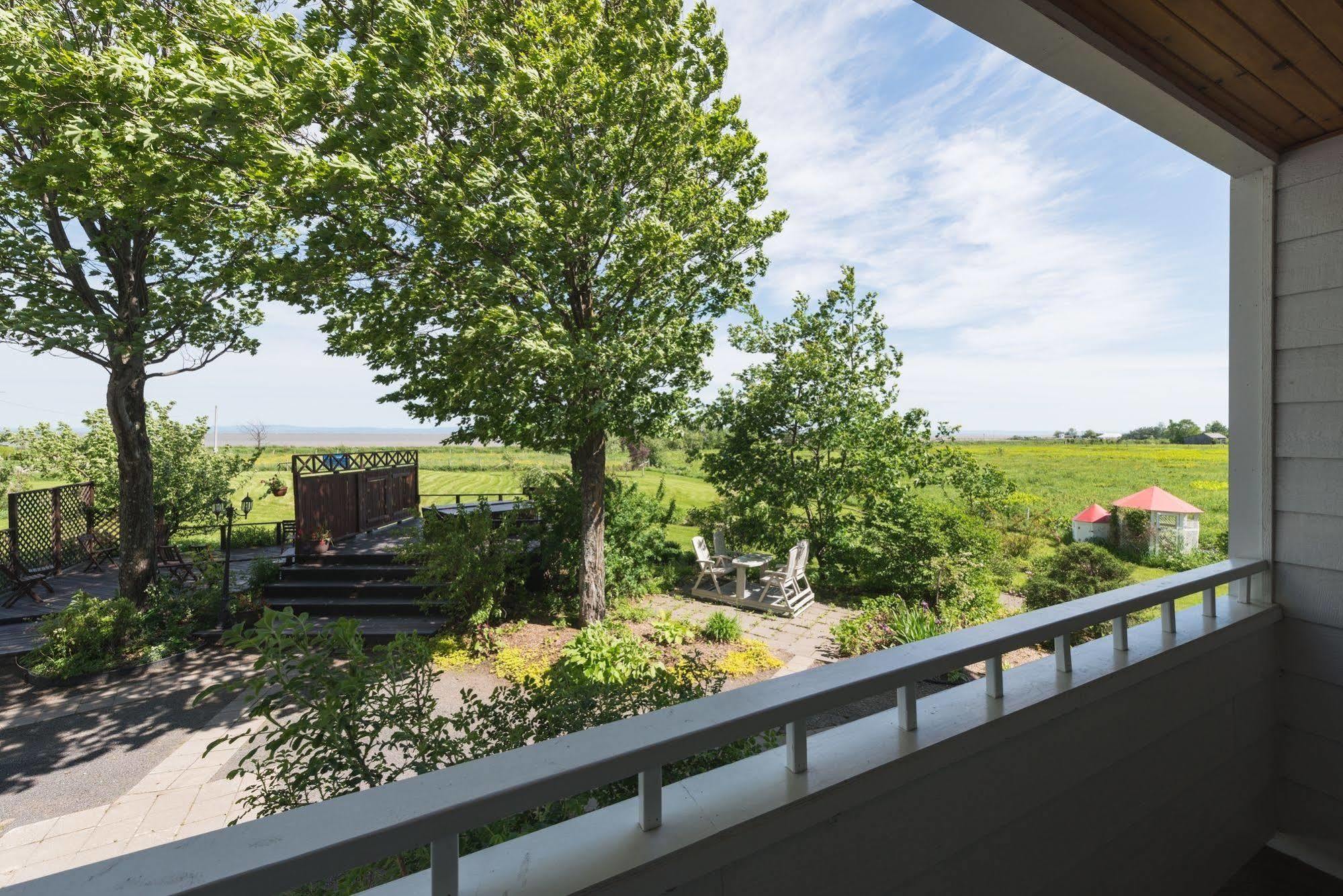Auberge La Courtepointe Петит-Ривьер-Сен-Франсуа Экстерьер фото